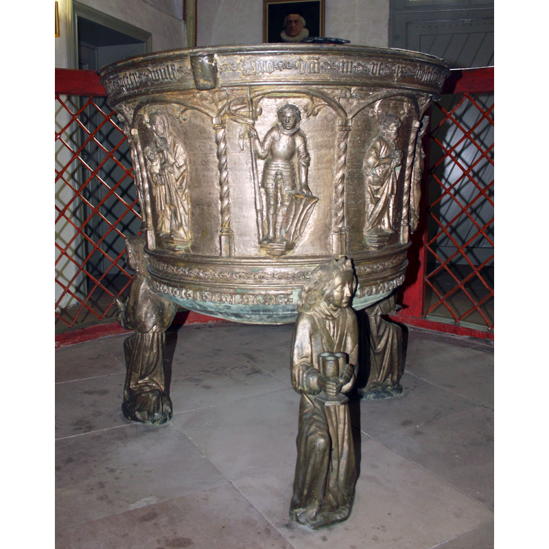 Source caption: "Taufbecken in St. Nicolai in Mölln, Schleswig-Holstein, gegossen 1509 von Peter Wulf".