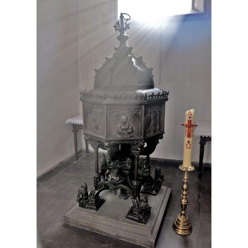 Source caption: "Ochsenfurt, Katholische Stadtpfarrkirche St. Andreas, Taufbecken aus der Nürnberger Vischer-Werkstatt, um 1514/1515; Deckel 1893 von Max Besler (Würzburg)".