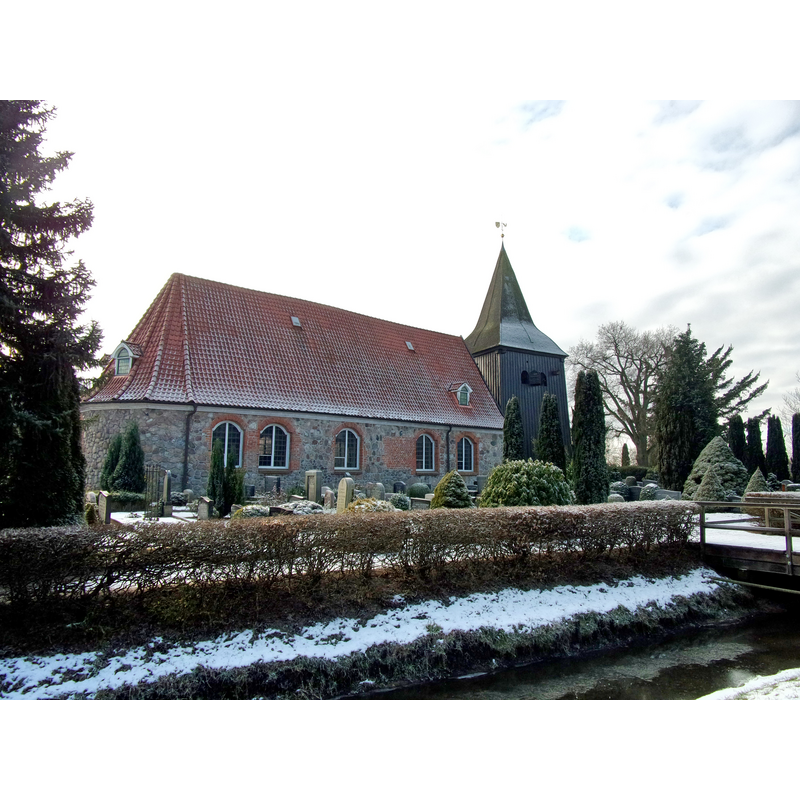 Source caption: " Die Ev.-Luth. Kirche St. Nicolai in Altengamme wird 1247 beurkundet. Ein Feldsteinsaalbau mit einem Turm aus Holz. Im Foto die Nordansicht mit Kirchenfenstern."