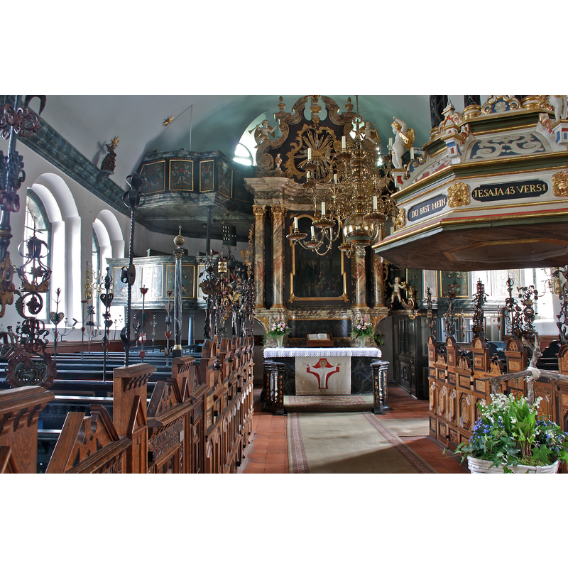 the wwoden object in the top-right corner of the image is the early-17thC font cover
