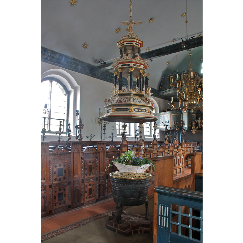 the early-17thC raised cover and the modern 1924 lid