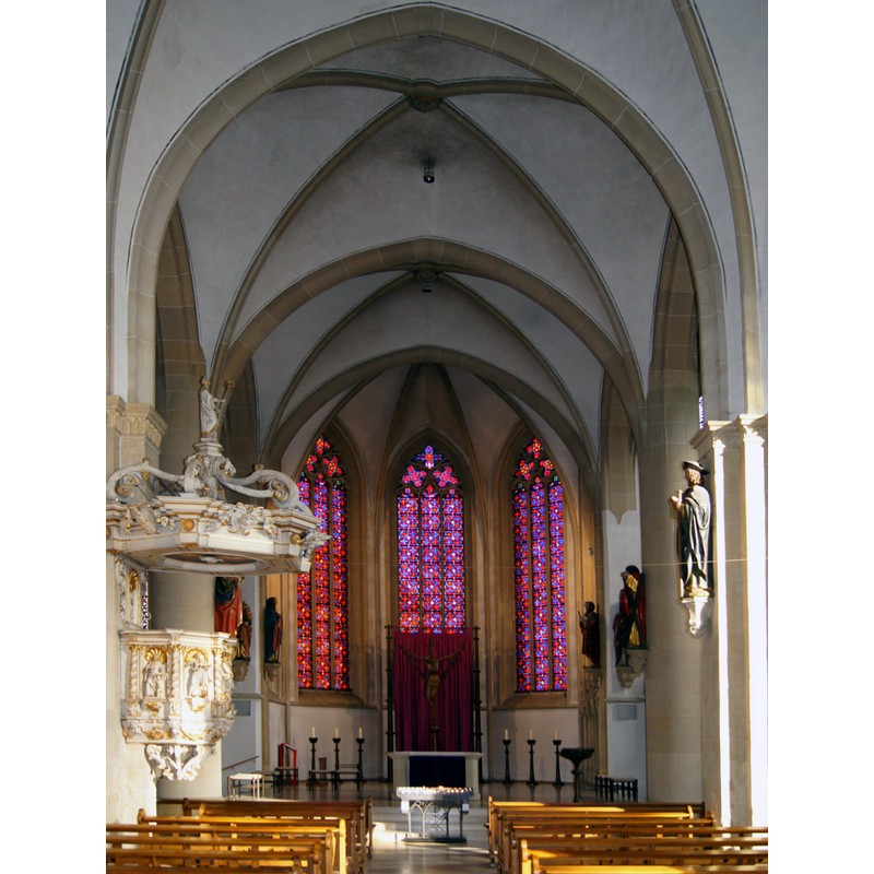 Source caption: "Das Mittelschiff der Coesfelder Lambertikirche. Hinter dem Altar steht im Chor das Coesfelder Kreuz, ein hölzernes Gabelkreuz aus dem frühen 14. Jahrhundert mit Kreuzreliquie, das über Jahrhunderte Gegenstand von Wallfahrten war."