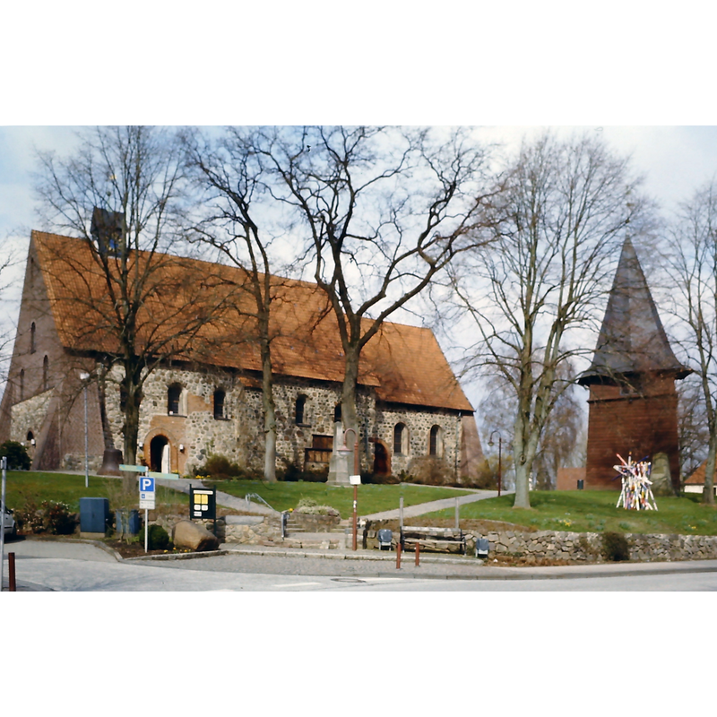 Source caption: "Die St. Mauritiuskirche in Hittfeld. Eine Feldsteinkirche aus dem 13. Jahrhundert."