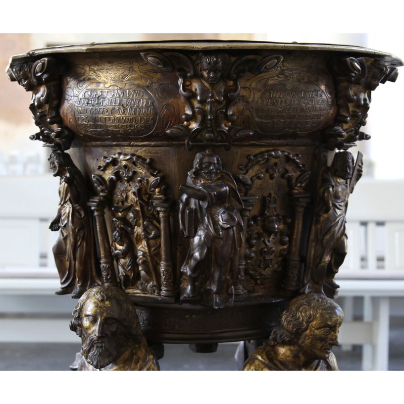 coat of armas of the donor of the font, seen here in the right arch [cf. FontNotes]