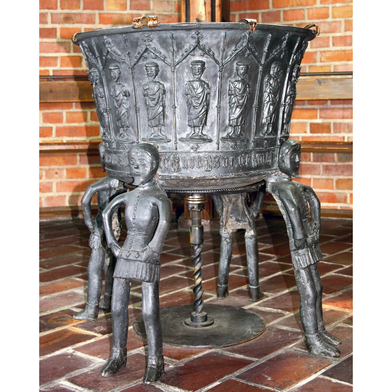 Source caption: "Bronzetaufbecken (1429) von St. Petri, heute in der Justus-Jonas-Kirche, Nordhausen, Thüringen"