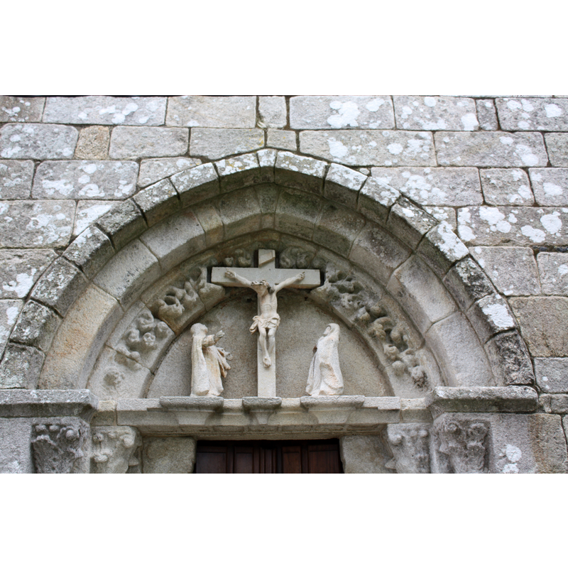 Source caption: "Tímpano na fachada da igrexa de Santo Estevo de Noalla (Sanxenxo)" -- the original portal appears to be Gothic, but the Crucifixion insert is 18thC