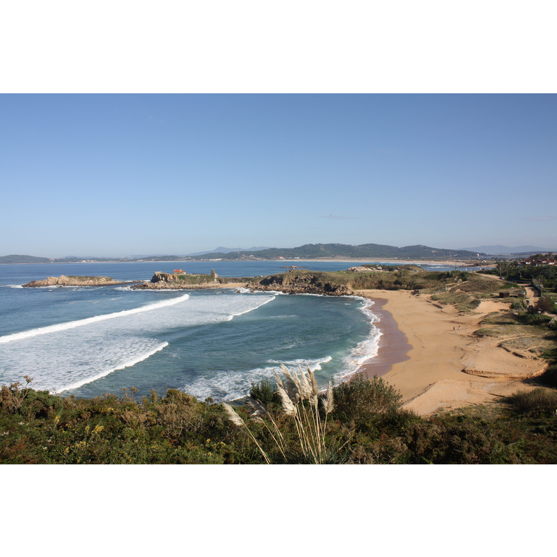Source caption: "Praia de Foxos e, á esquerda, a ermida da Lanzada (Sanxenxo)."