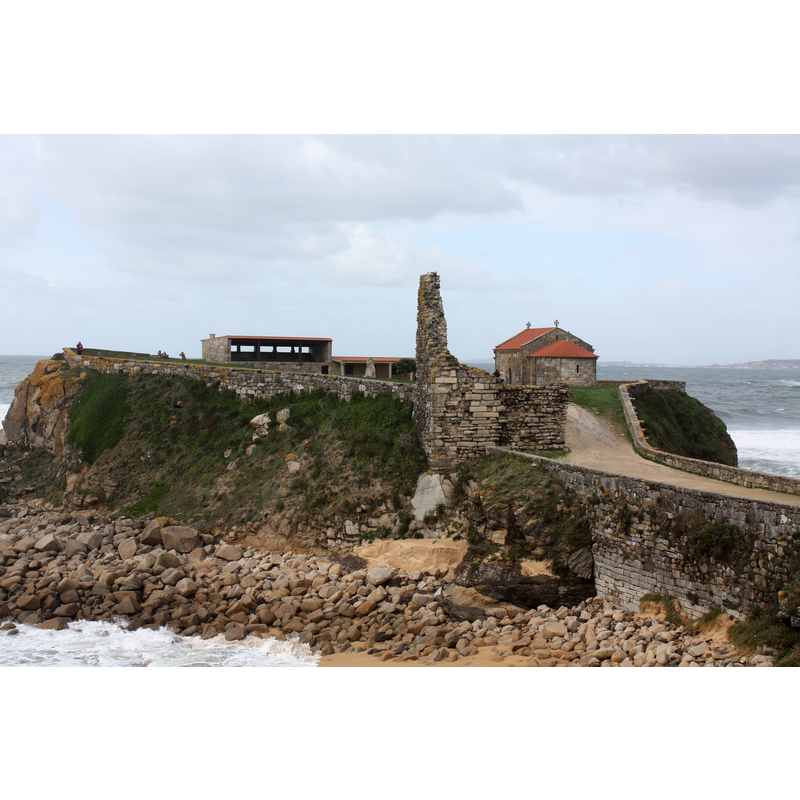 Source caption: "Vista xeral da ermida da Lanzada, a torre e os edificios anexos".