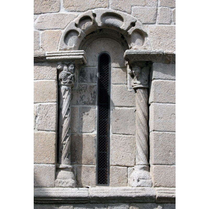 this one has a complex arch-head on figural capitals and patterned columns