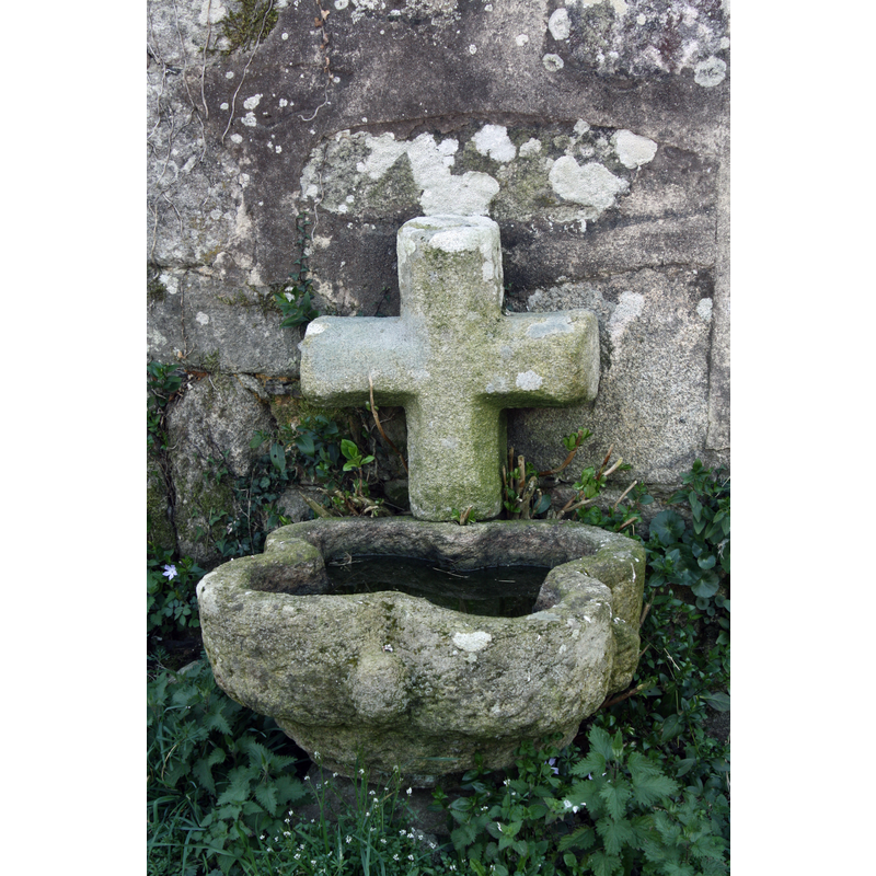 Source caption: "Pía á entrada da igrexa de San Paio de Bais (Agolada, Pontevedra)"