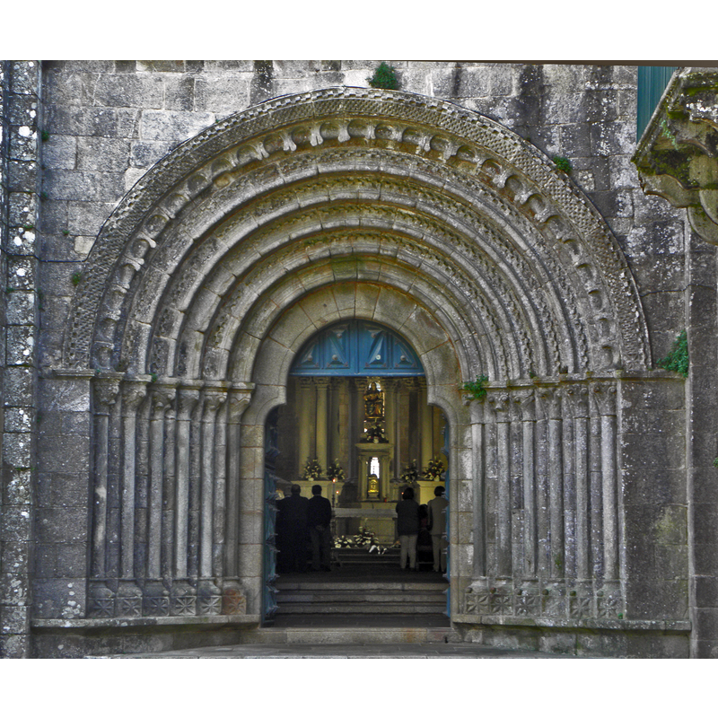 Source caption: "Don Ero de Armenteira creou unha das xoias máis grande da arte románica galega , que aínda conserva intacto o seu esplendor. En canto á súa fachada, é un dos mosteiros cistercienses de Galicia que a mantén intacta. E se a igrexa é unha obra digna de admirar, non o son menos o resto das edificacións, dos séculos XII, XIV e XVIII. Consérvanse en moi bo estado o mosteiro de Armenteira, como tamén o seu campanario barroco do ano 1778, a súa sancristía neoclásica de planta cadrada, cuberta de granito, ou o claustro renacentista onde se dispoñen as estancias do mosteiro. Santa María, actualmente igrexa parroquial, foi declarada Monumento Histórico-Artístico".