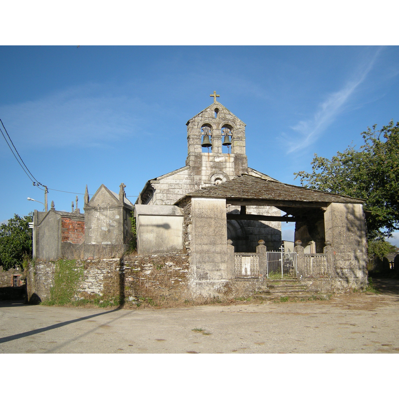 Source caption: "Iglesia románica de planta de nave única y ábside rectangular. Ha llegado casi intacta hasta nuestros días, a excepción de la espadaña y la sacristía adosada al muro norte del ábside."
