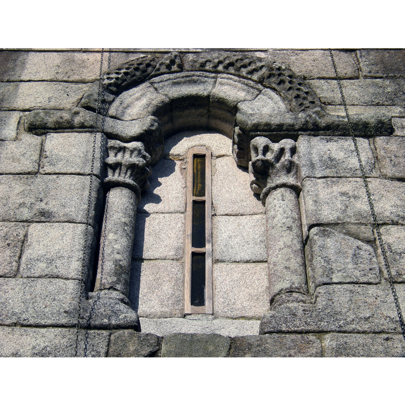 Source caption: "Detalle de la ventana situada sobre la portada occidental."