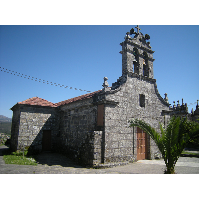 Source caption: "Iglesia de origen románico. Probablemente de finales del siglo XII. Conserva tan solo parte de los muros laterales de la nave con algunos canecillos en las cornisas."