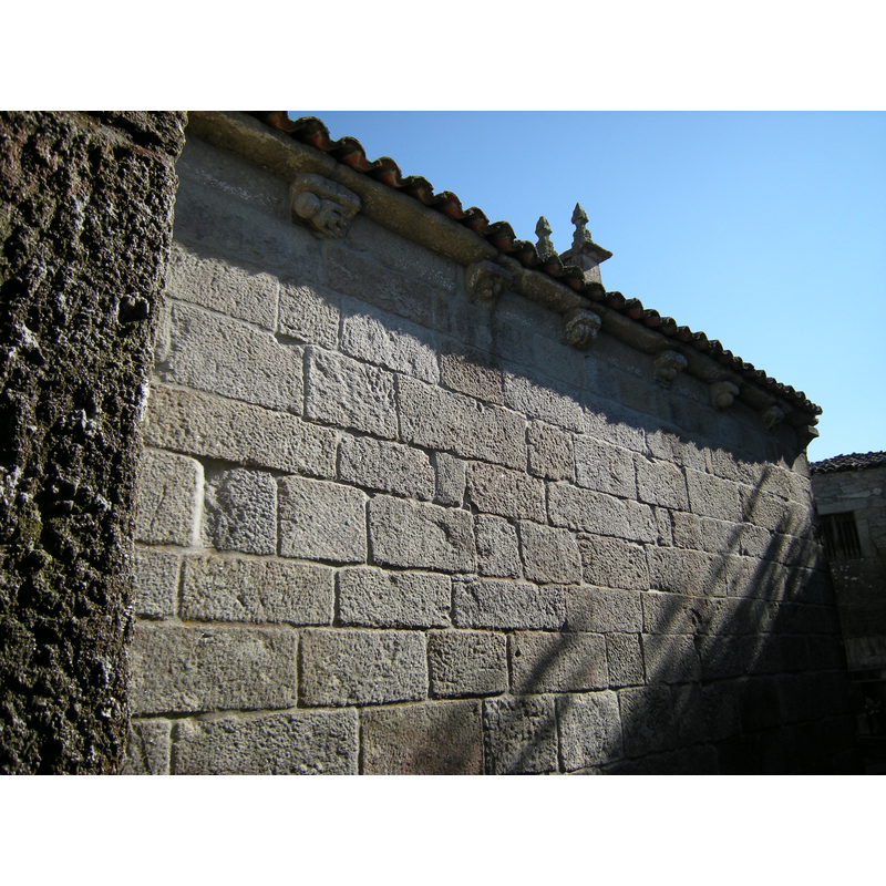 Source caption: "Muro norte da nave da Igrexa de San Salvador de Vilanuñe, Antas de Ulla".