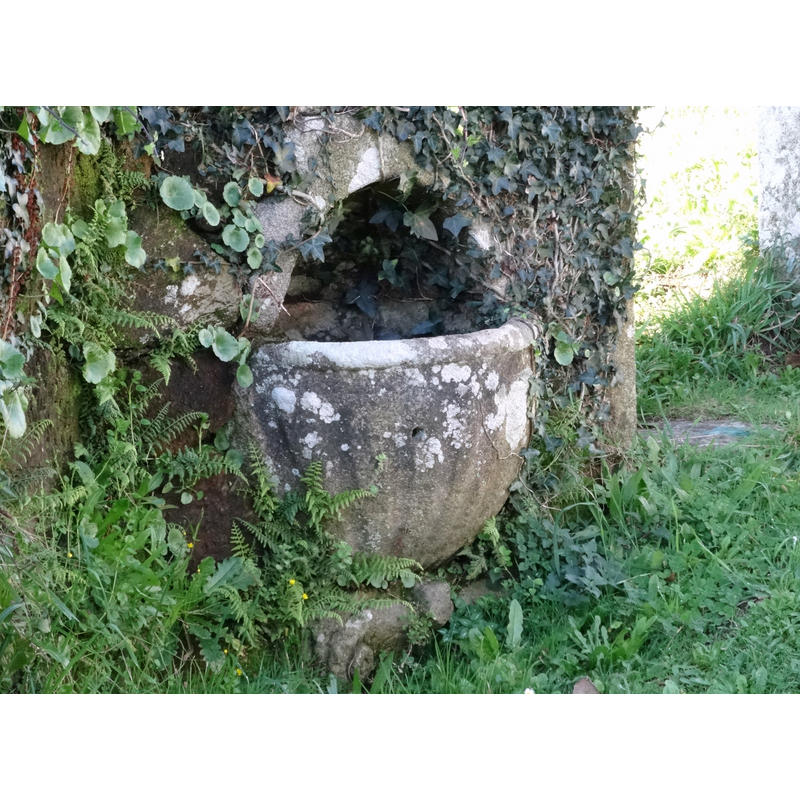 Source caption: "Pía na igrexa de Santa María de Castelo, Trazo."
