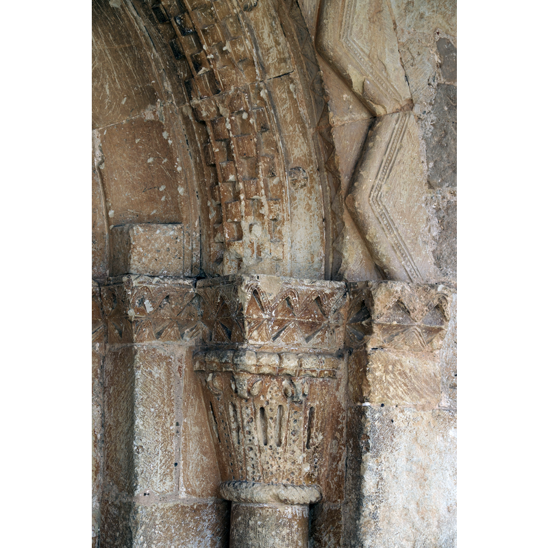 Source caption: "Katholische Pfarrkirche San Vicente Mártir in Vega de Bur (Olmos de Ojeda) in der Provinz Palencia (Kastilien-León/Spanien), Kapitell am Portal".