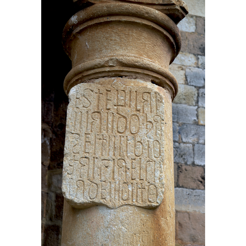 Source caption: "Katholische Pfarrkirche San Vicente Mártir in Vega de Bur (Olmos de Ojeda) in der Provinz Palencia (Kastilien-León/Spanien), Inschriftstein in der Vorhalle".