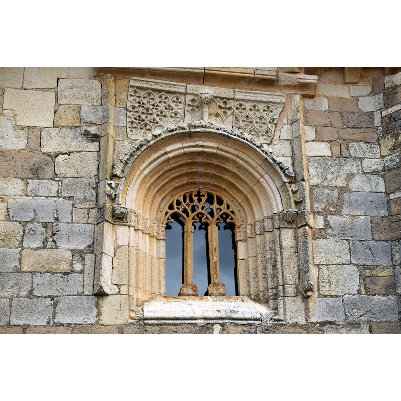 Source caption: "Katholische Pfarrkirche San Vicente Mártir in Vega de Bur (Olmos de Ojeda) in der Provinz Palencia (Kastilien-León/Spanien), Archivoltenfenster mit Maßwerk".