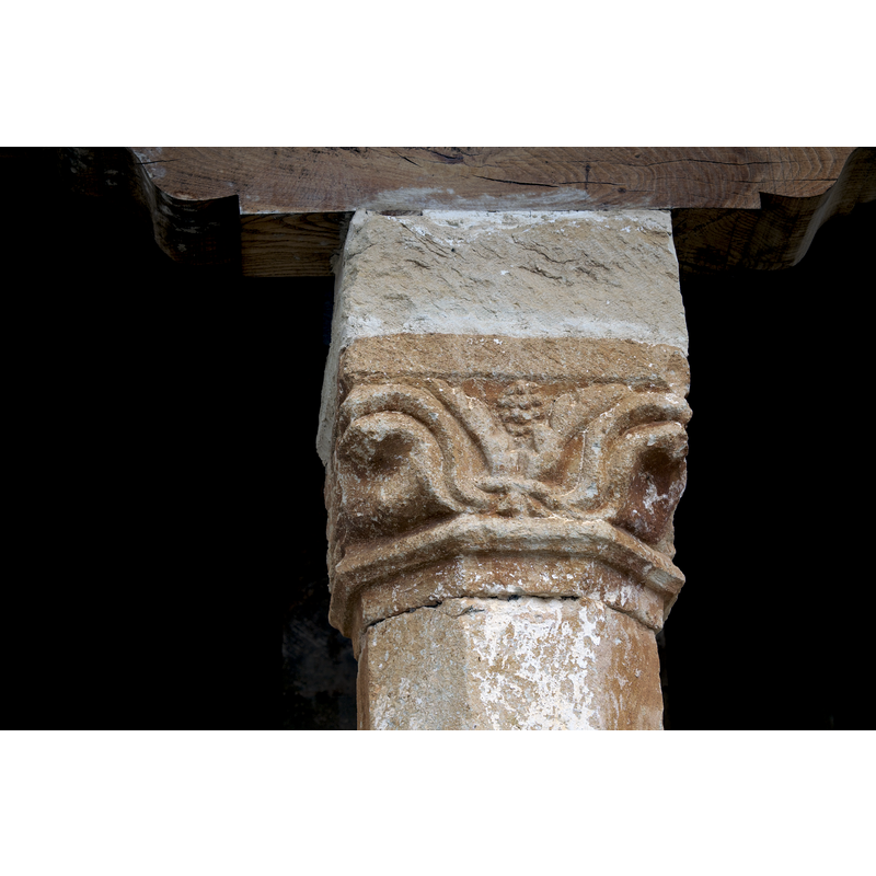 Source caption: "Katholische Pfarrkirche San Vicente Mártir in Vega de Bur (Olmos de Ojeda) in der Provinz Palencia (Kastilien-León/Spanien), Kapitell der Vorhalle".