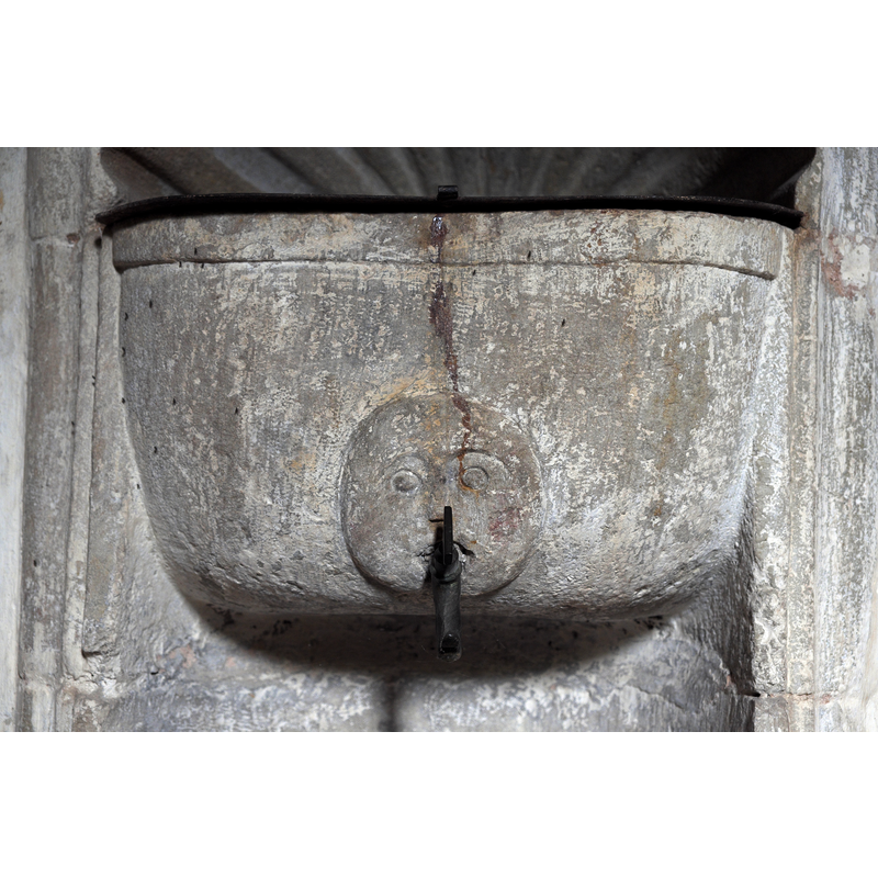Source caption: "Katholische Pfarrkirche San Vicente Mártir in Vega de Bur (Olmos de Ojeda) in der Provinz Palencia (Kastilien-León/Spanien), Lavabo in der Sakristei".