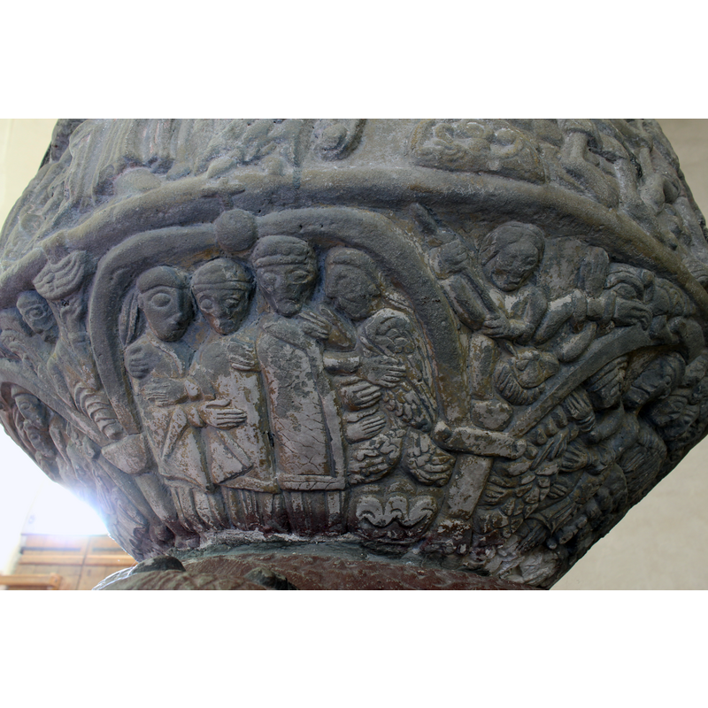 four figures huddled into a singele arch on the northwest side of the underbowl: the two on the left constitute the Visitation; the two on the right are Mary and Gabriel in the Annunciation -- Hegvaldr's hands!