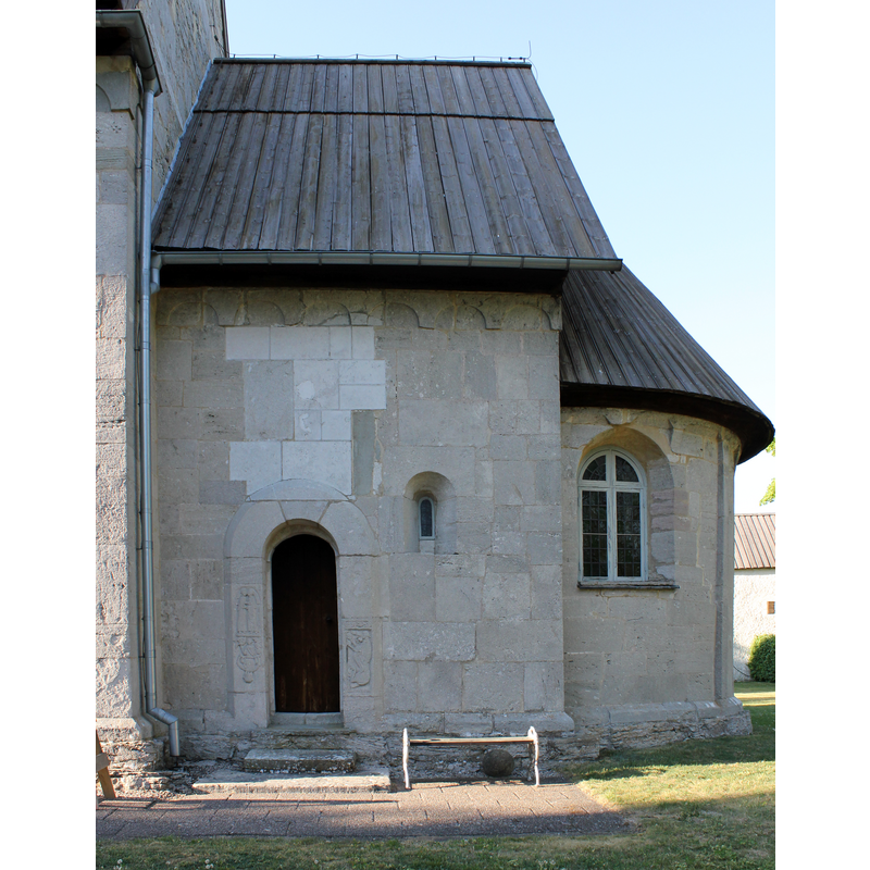 the lighter-coloured stone is from the time of the modern [1950s?] restoration; there had been a large window above it added perhaps in the 19thC