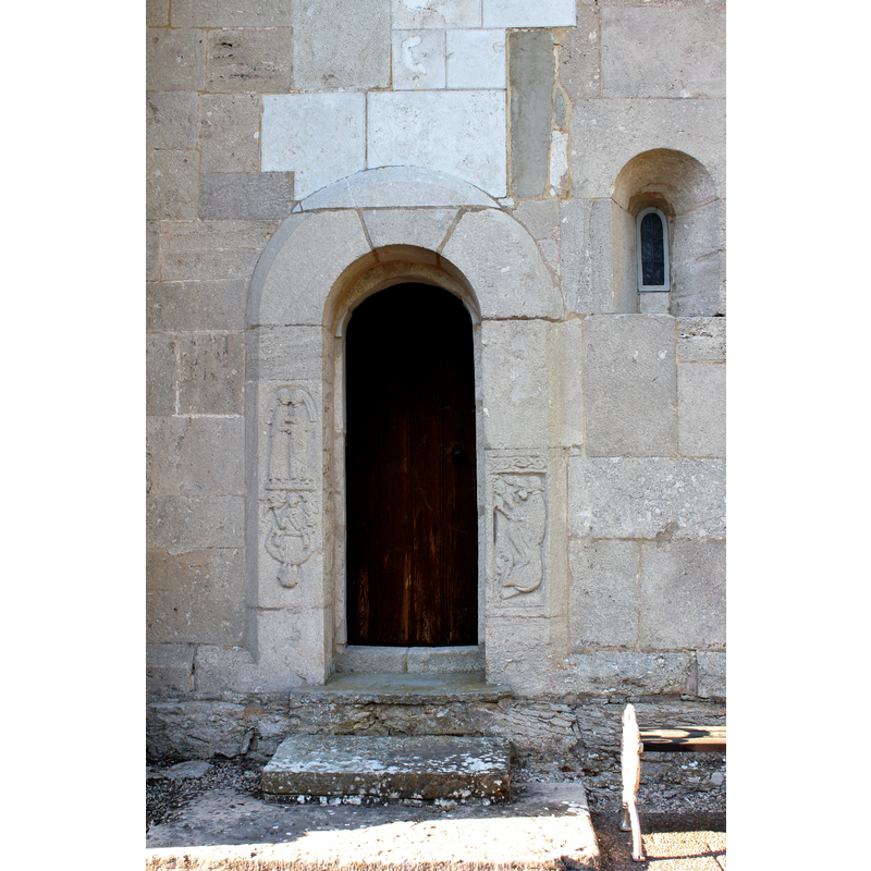 the lighter-coloured stone is from the time of the modern [1950s?] restoration; there had been a large window above it added perhaps in the 19thC