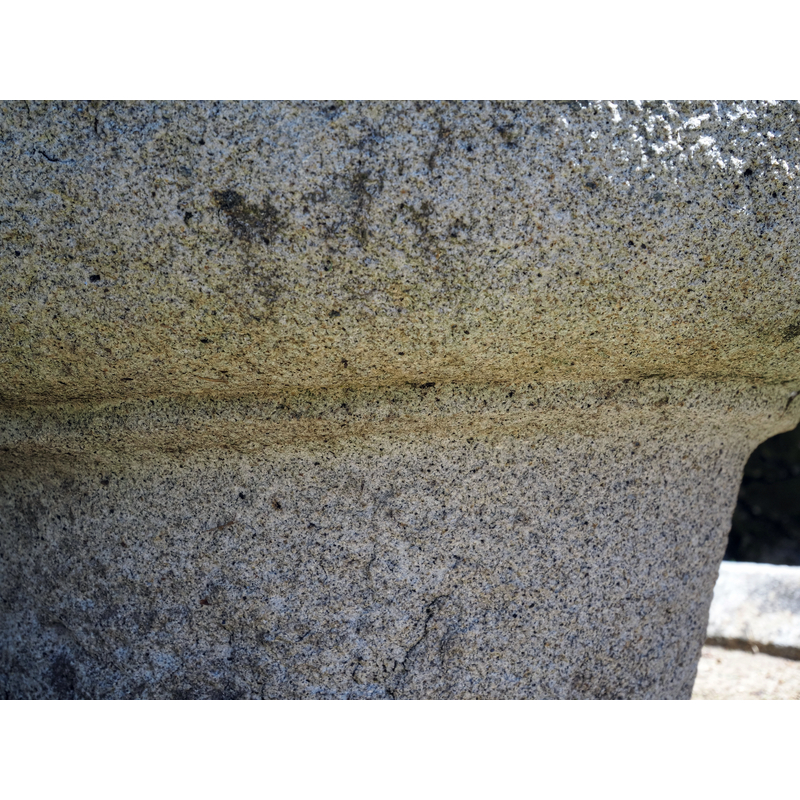 a very thin moulding at the bottom of the underbowl -- note that this object is a single piece of granit