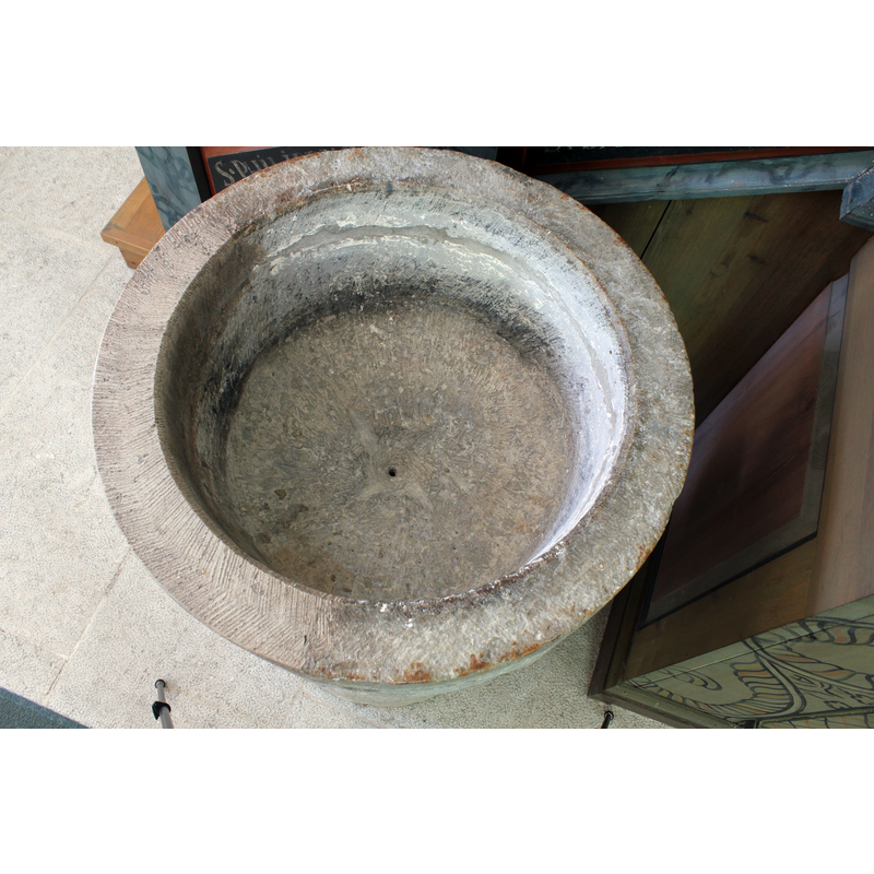 showing the centre drain hle