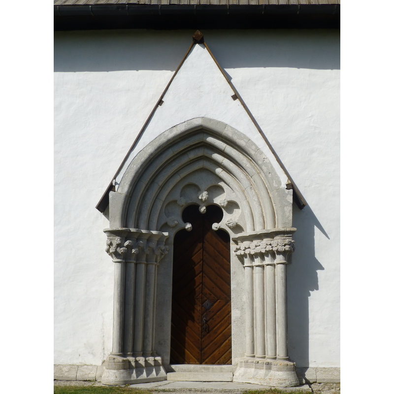 it opens into the nave no the south side