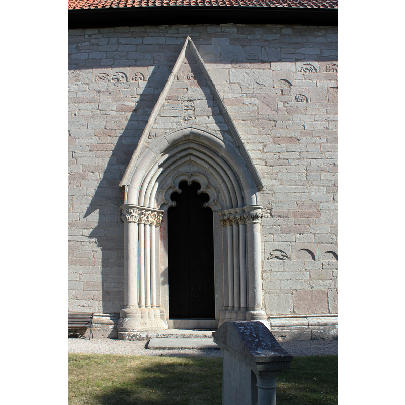 the main portal; opens into the nave [Långskeppets portal]