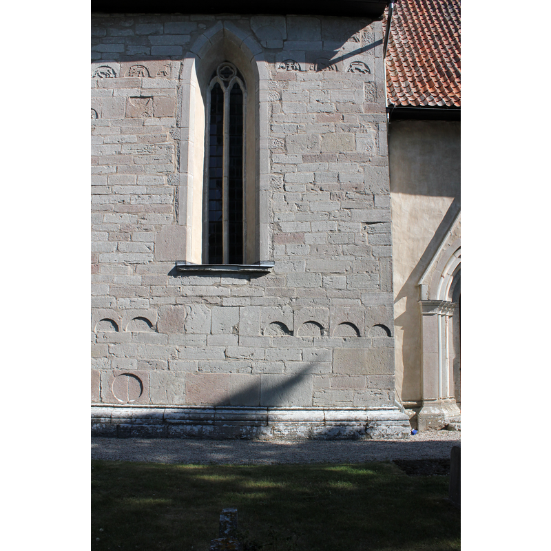 the window opens into the nave; to the right is the southeast portal [Korportalen]