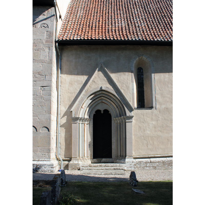 opens into the chancel [Korportalen]