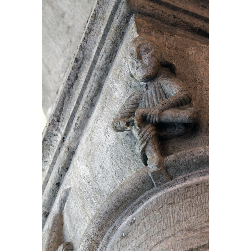 a decorous Spinario