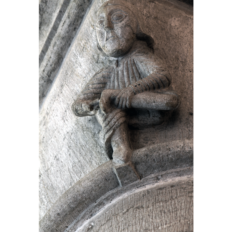 a decorous Spinario