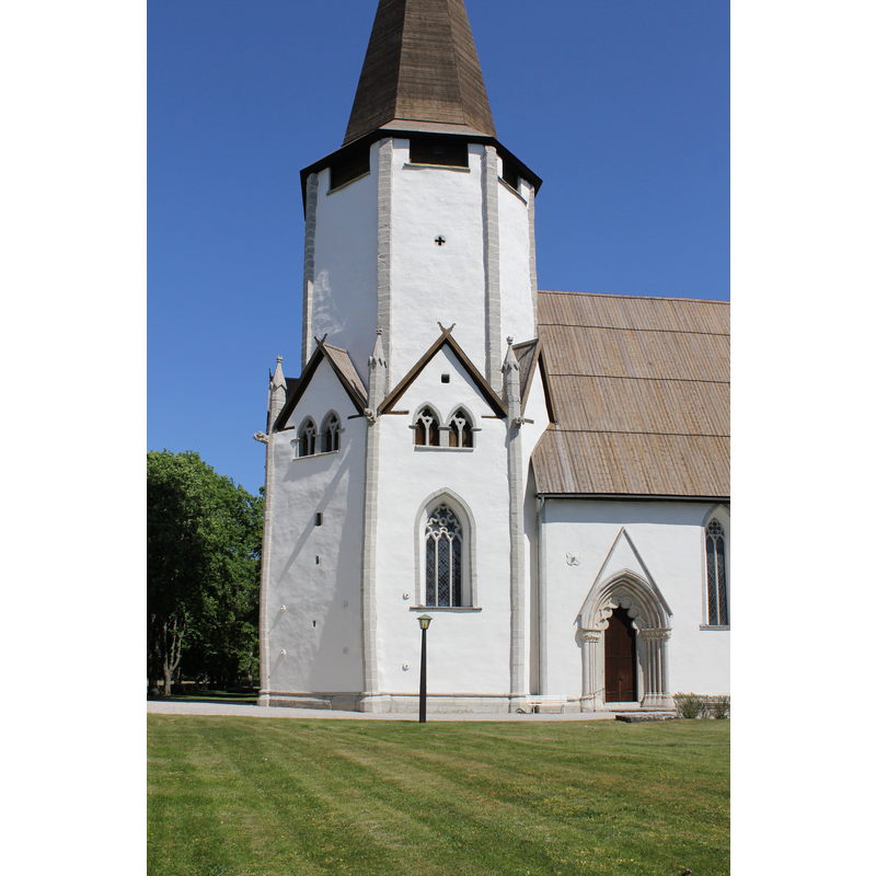 the 'bendy' vertical lines of the lower level of the tower are not an optical illusion