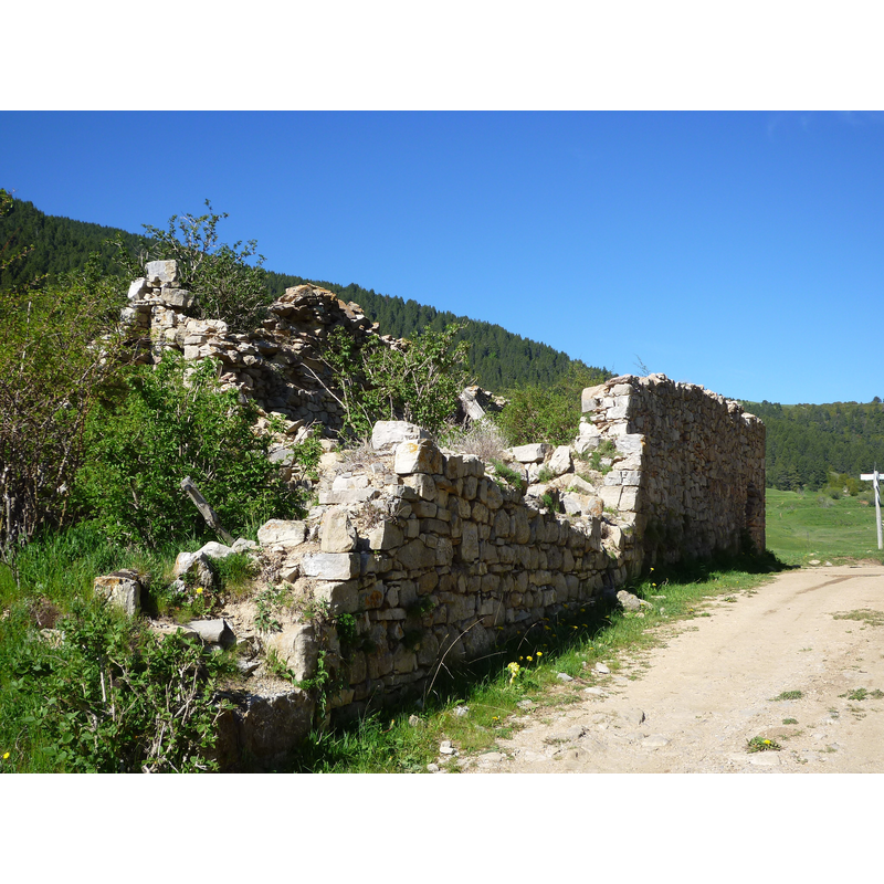 Source caption: "Església parroquial de Sant Miquel (Fígols): runes al peu del camí".