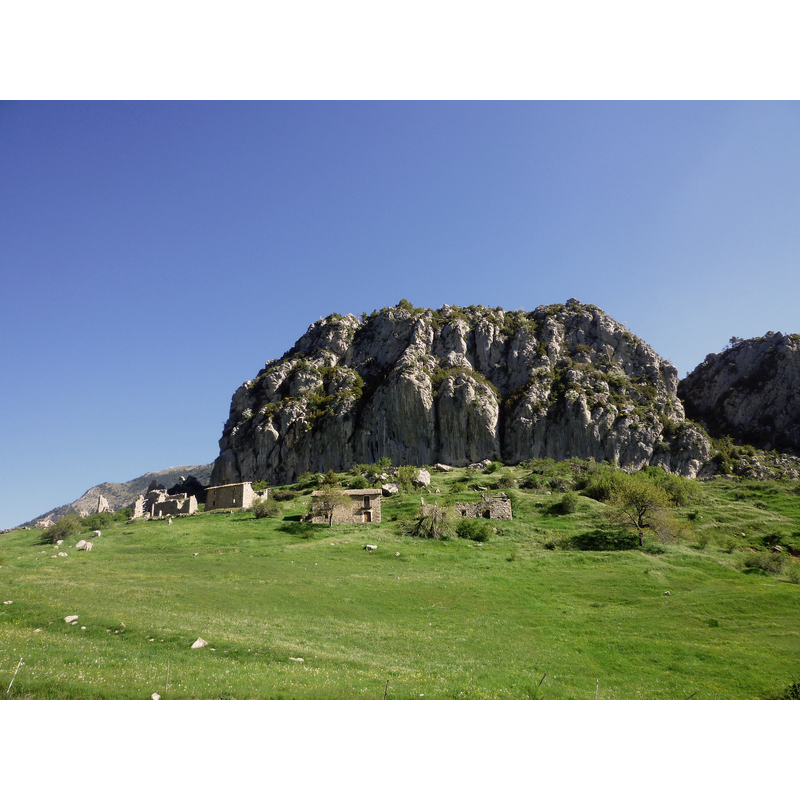Source caption: "Roc de Peguera i runes del poble (Fígols - Berguedà)".