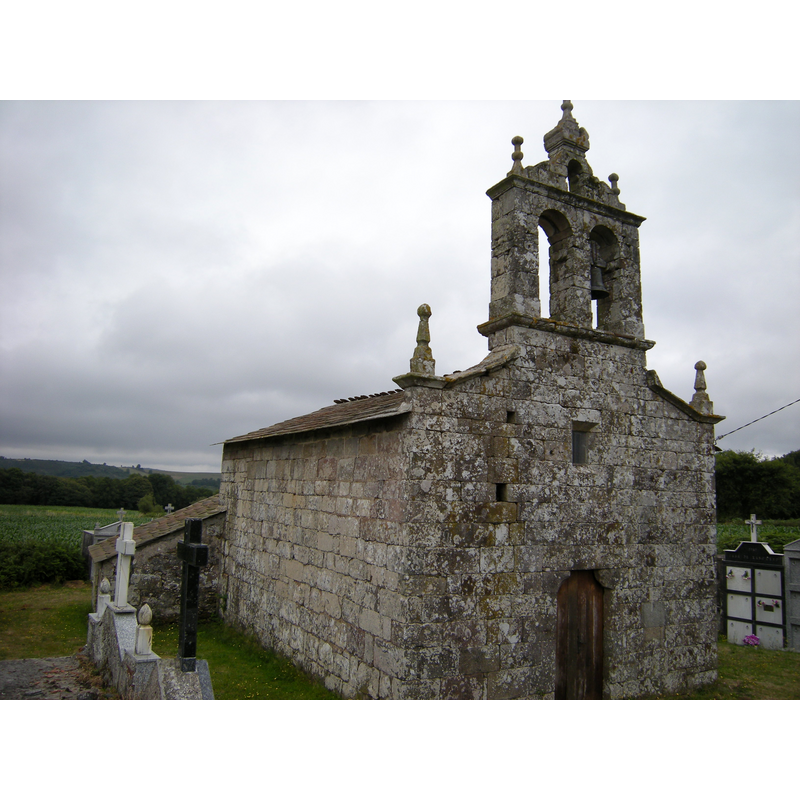 Source caption: "Iglesia románica de planta de nave y ábside rectangular. La fachada occidental fue modificada en tiempos posteriores y se añadío la sacristía."
