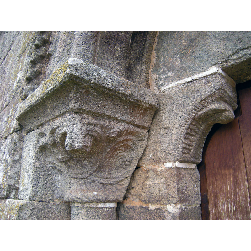 Source caption: "Capitel y mocheta de la portada meridional."