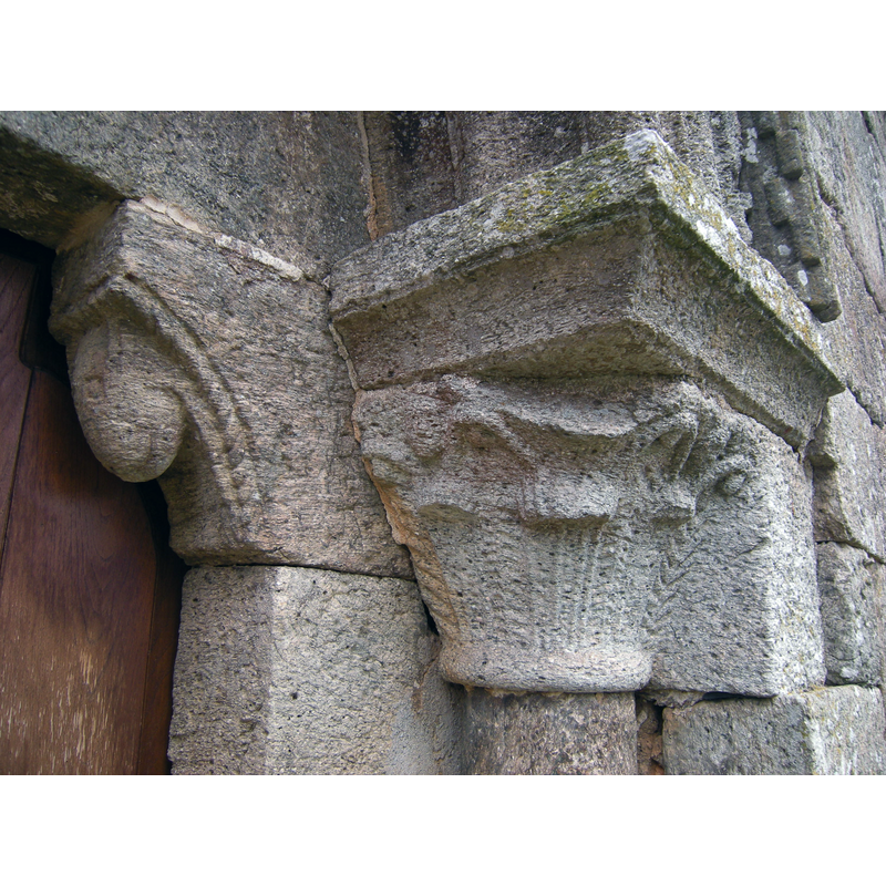 Source caption: "Capitel y mocheta de la portada meridional."