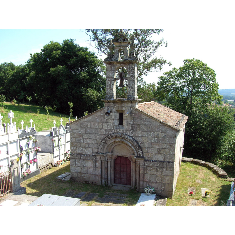Source caption: "Iglesia parroquial que conserva casi íntegra su fábrica románica original."