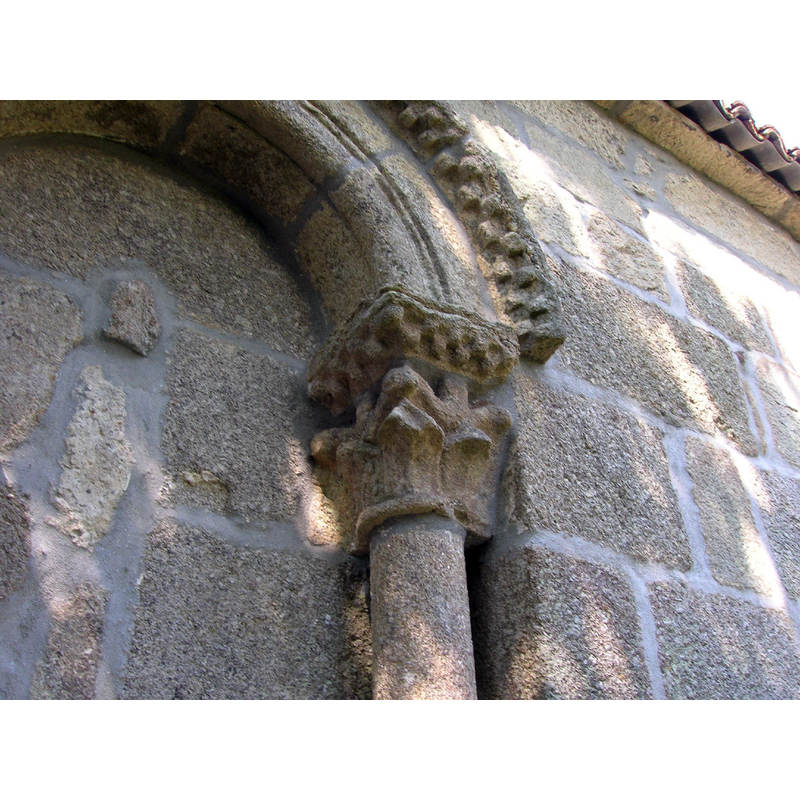 Source caption: "Detalle del capitel de la ventana del ábside."