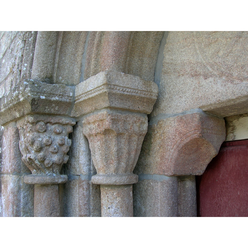 Source caption: "Capiteles y mocheta de la portada occidental."