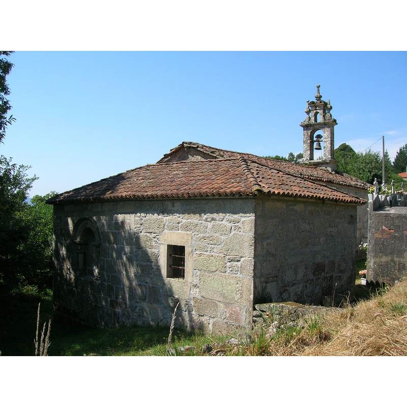 Source caption: "Tiene nave de planta rectangular y ábside cuadrado con la sacristía adosada en su muro norte."
