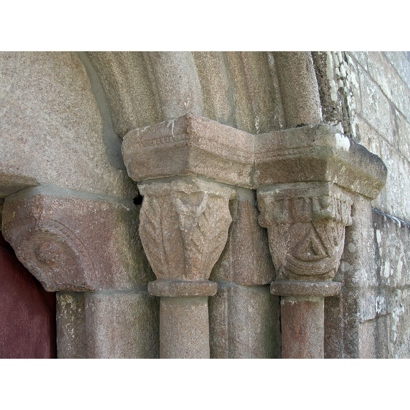 Source caption: "Mocheta y capiteles de la portada occidental."