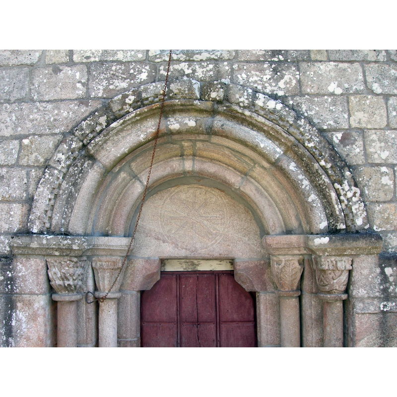 Source caption: "La portada occidental es de arco de medio punto con dos arquivoltas de baquetón y guardapolvos ajedrezado."