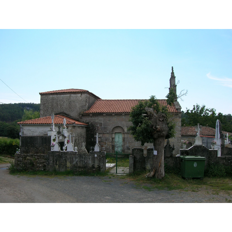 Source caption: "Iglesia románica del siglo XII, con reformas en el siglo XIX."