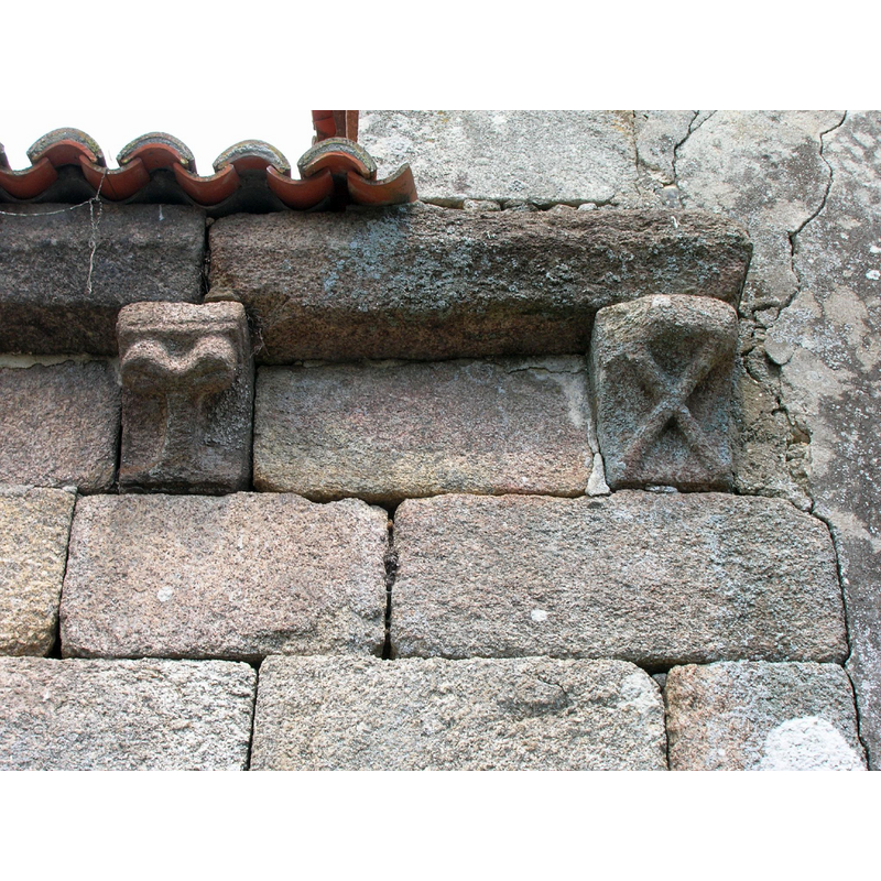 Source caption: "Canecillos en el extremo del muro sur."